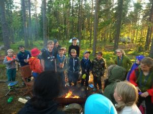Uudet ystävämme Sinihaukat antavat parastaan oopulitaipulin laulannassa.